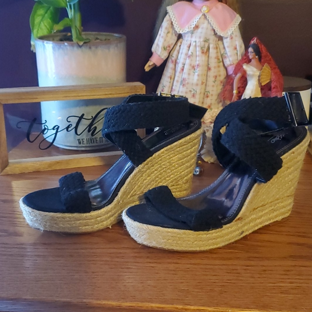 Black wedge